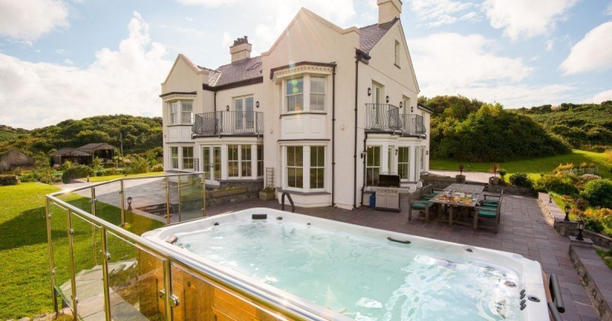 Llanlliana Coastal Retreat sleeps 20 in Anglesey North Wales