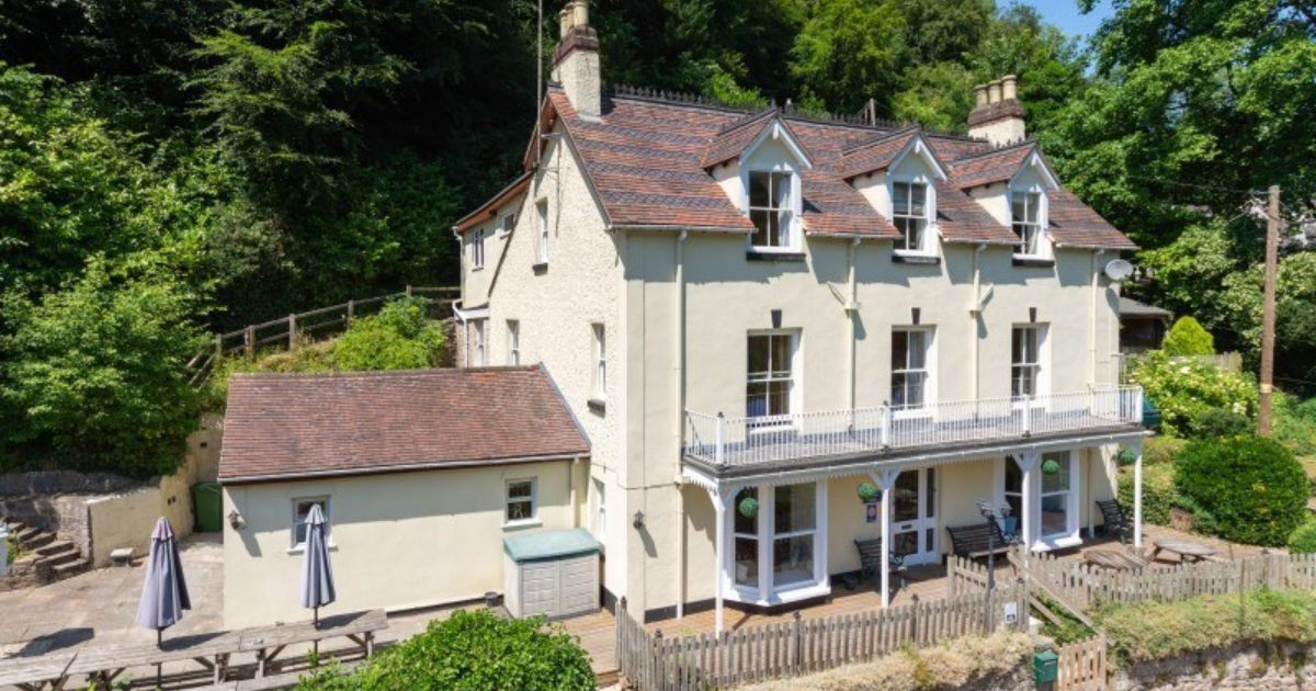 Holly Tree House Stunning location by the River Wye in Symonds Yat,…