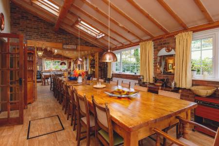 Luxurious Barlings Barn, Heated Indoor Pool Exclusively yours Celebrations/House parties for up to 30 adults.