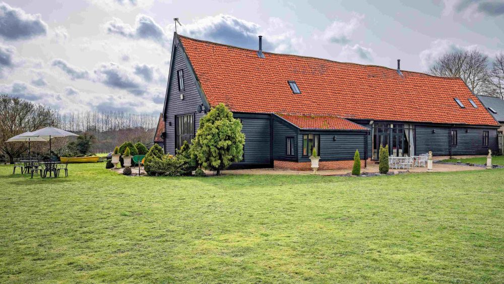 Doves Barn - A delightful 16th Century Grade II Listed Barn Sleeps 6 - 22 in Suffolk.