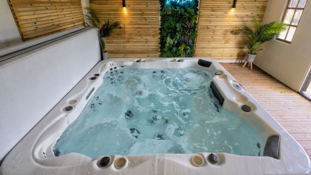 Doves Barn - A delightful 16th Century Grade II Listed Barn Sleeps 6 - 22 in Suffolk.