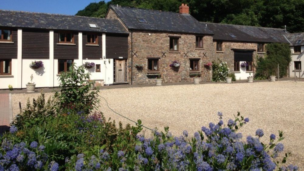 Duvale Barn in Tiverton, Mid Devon adaptable for all occasions to sleep 10-42 guests