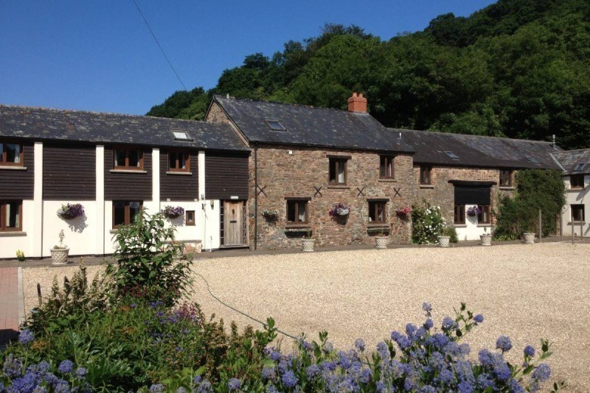 Duvale Barn in Tiverton, Mid Devon adaptable for all occasions to sleep 10-42 guests