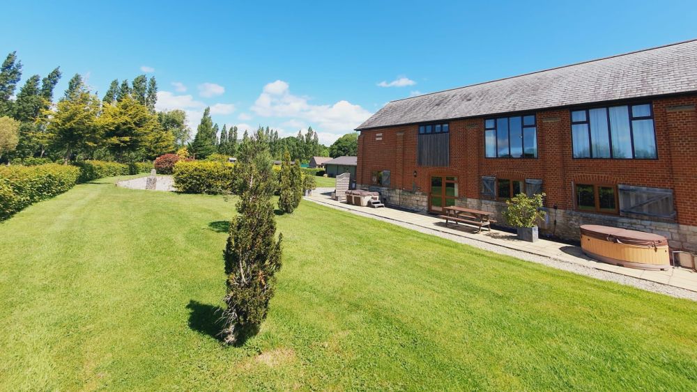 Family Retreat for 8 in Dorset with Hot Tub