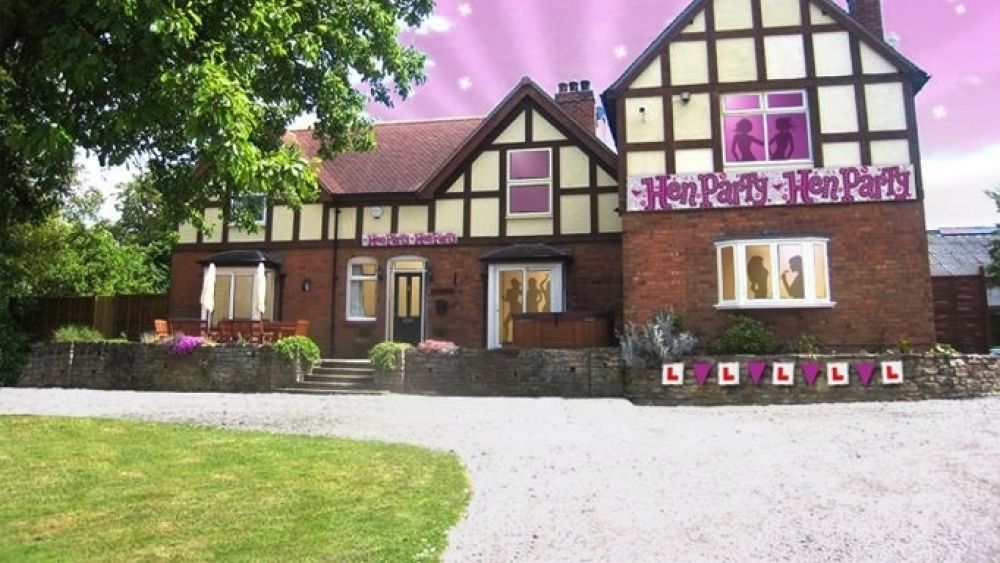 Hen Party Holiday House with Hot Tub in Stratford upon Avon - Sleeps 16