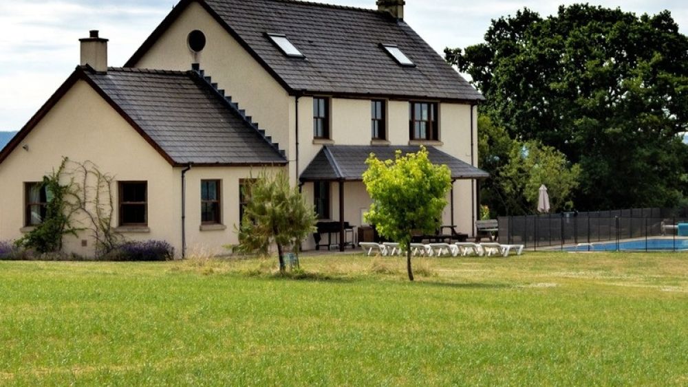 High Cloud Farm and Barn - Stunning rural location with amazing views and outdoor swimming pool, sleeps 12-24