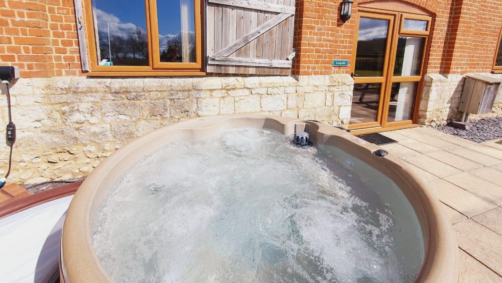 Leopold: Your Cosy Retreat for 8 with a Hot Tub