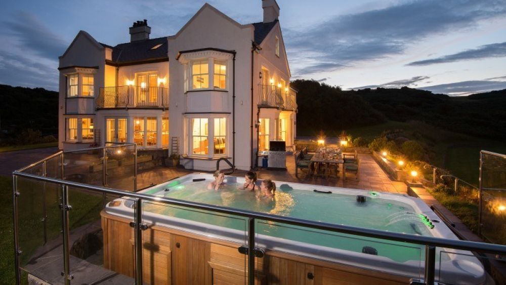 Llanlliana Coastal Retreat sleeps 20 in Anglesey North Wales with all weather swim spa
