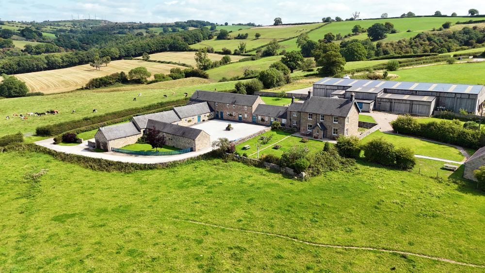 Manifold Farm- Stunning, Refurbished Country Farmhouse and Barn