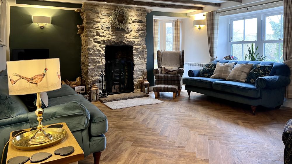 Mark Close Farmhouse - Group accommodation within walking distance to pubs and shops