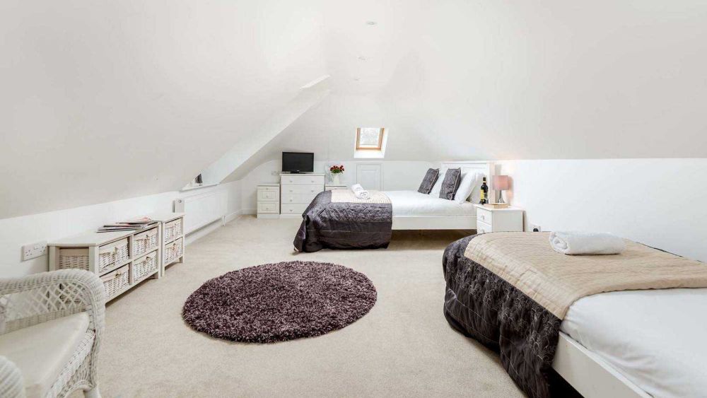 New Forest Cottages within the National Park - sleep up to 23. A 2 acre paddock and stabling are available