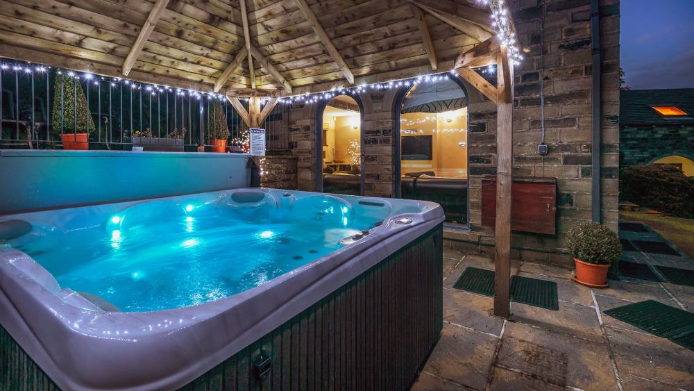 Stunning property is ideal for large groups - Oaklands Spa Retreat