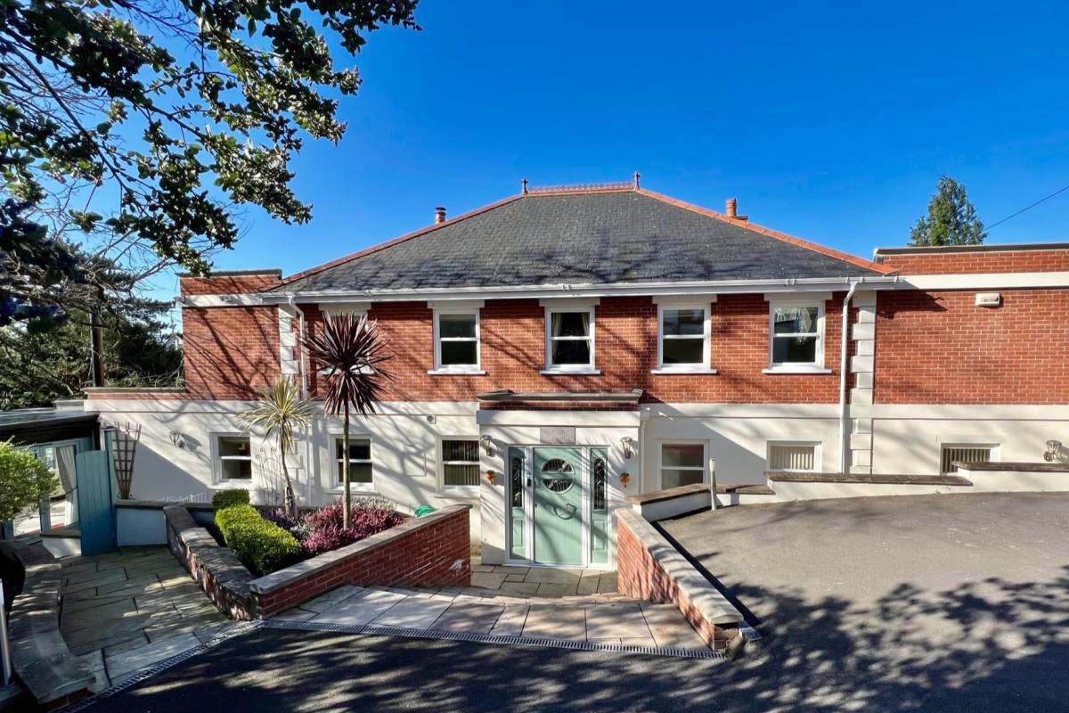 Osmund- Stunning city centre house for 17 + 2 in Salisbury, Wiltshire with Cathedral Views