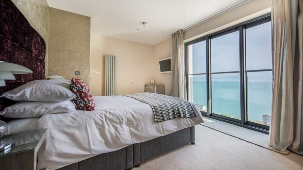 Pebble House, Exquisite 5* Gold Accommodation, Sleeps 12 in 6 All Ensuite Bedrooms, Mevagissey, Cornwall