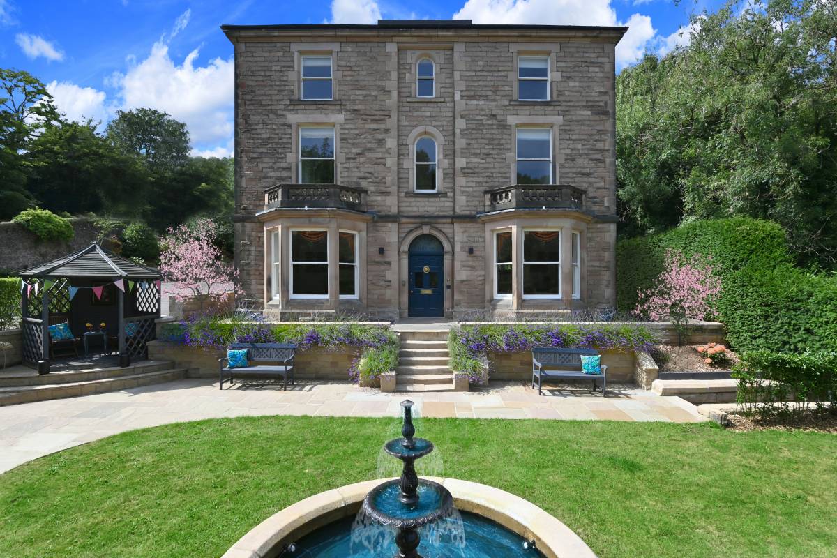 5* Portland House c1870 - impressive historic holiday home with parking, games bar room, en-suite bedrooms & gorgeous garden in magical Matlock Bath