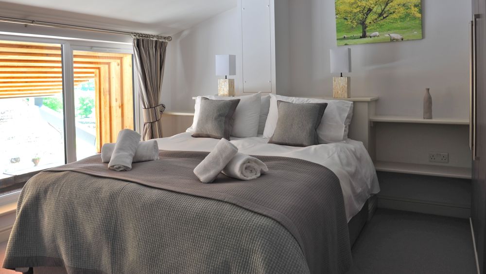 The Grove - sleeps up to 22 in 11 twin/kingsize bedrooms & 11 bath/shower rooms