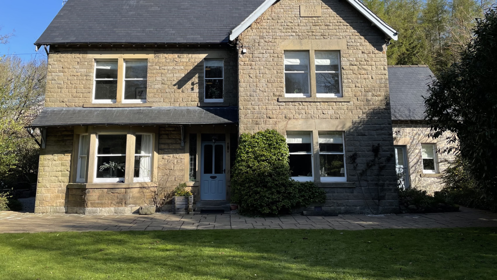 Dale House - Peak District, Traditional Farmhouse for 30 within walking distance to pub and village
