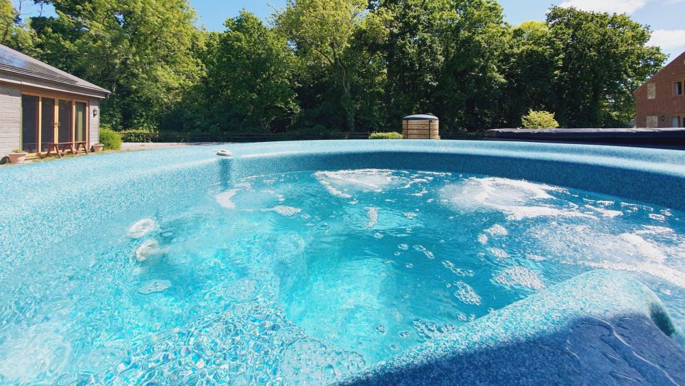 Group accommodation for 16 in Dorset with bar and hot tub