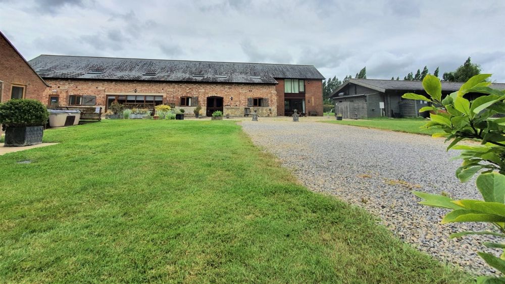 Group accommodation for 16 in Dorset with bar and hot tub