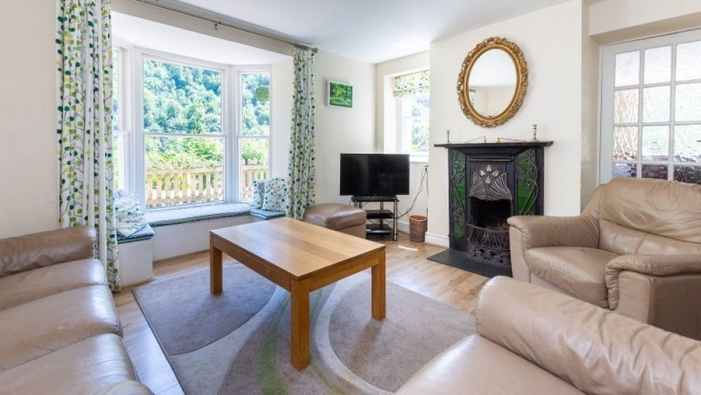 Holly Tree House - Stunning location by the River Wye in Symonds Yat, sleeps 12-22