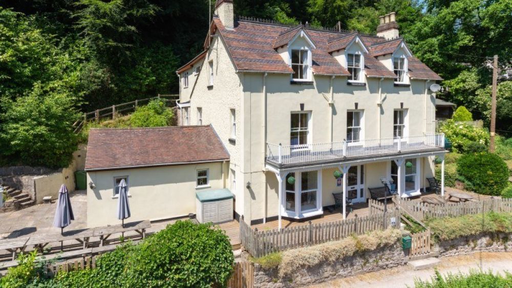 Holly Tree House - Stunning location by the River Wye in Symonds Yat, sleeps 12-22