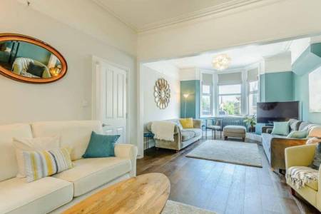 Walpole House -A coastal home in Margate sleeping up to 19